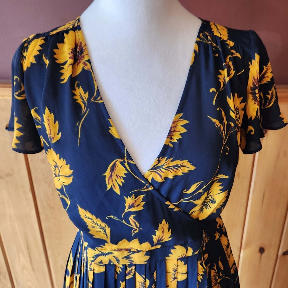 J. CREW Pleated Midi Wrap Dress Navy + Gold Floral Size 2 - Picture 3 of 11